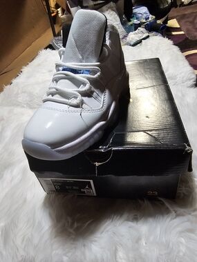 Jordan Men White Low-Top Basketball Sneakers